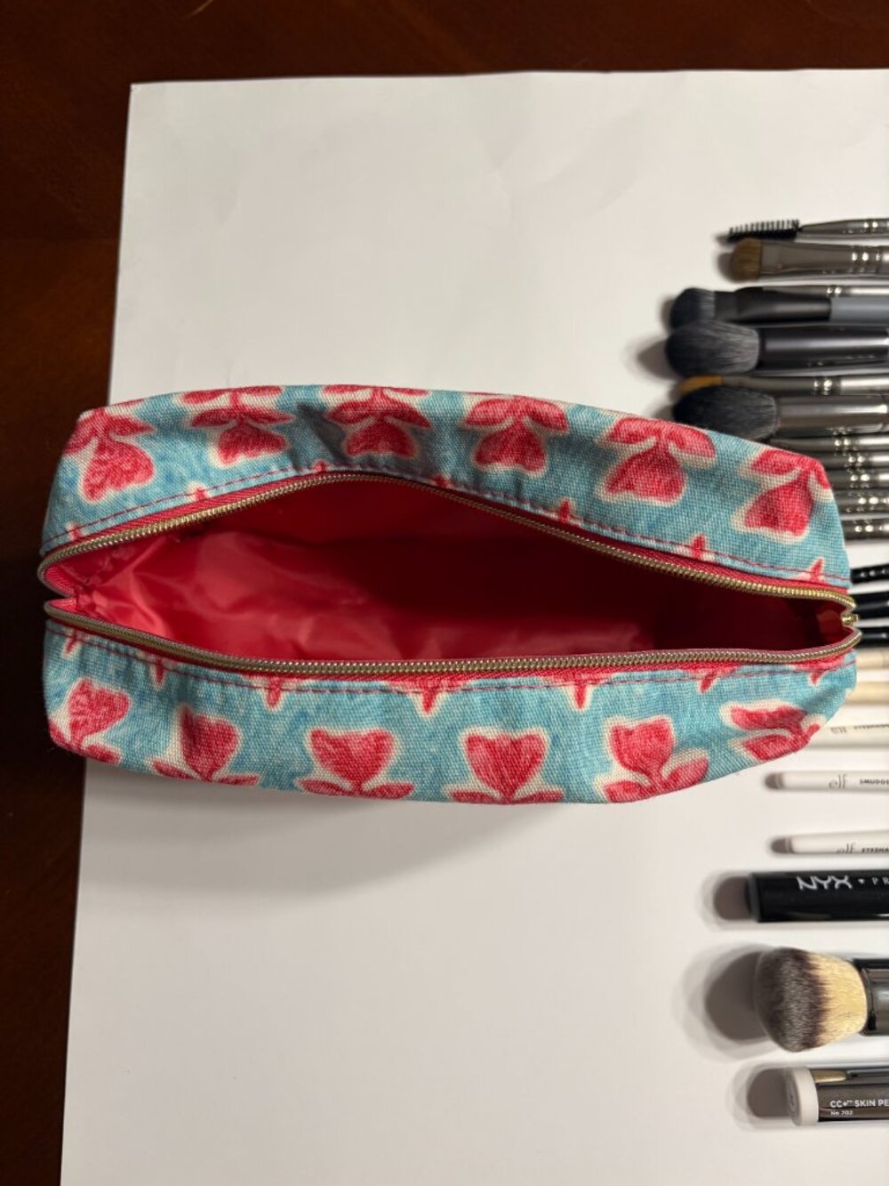 LOT: Makeup Brushes (31) with Estee Lauder Cosmetic Bag and Brush Cleaning Pad - Picture 9 of 14
